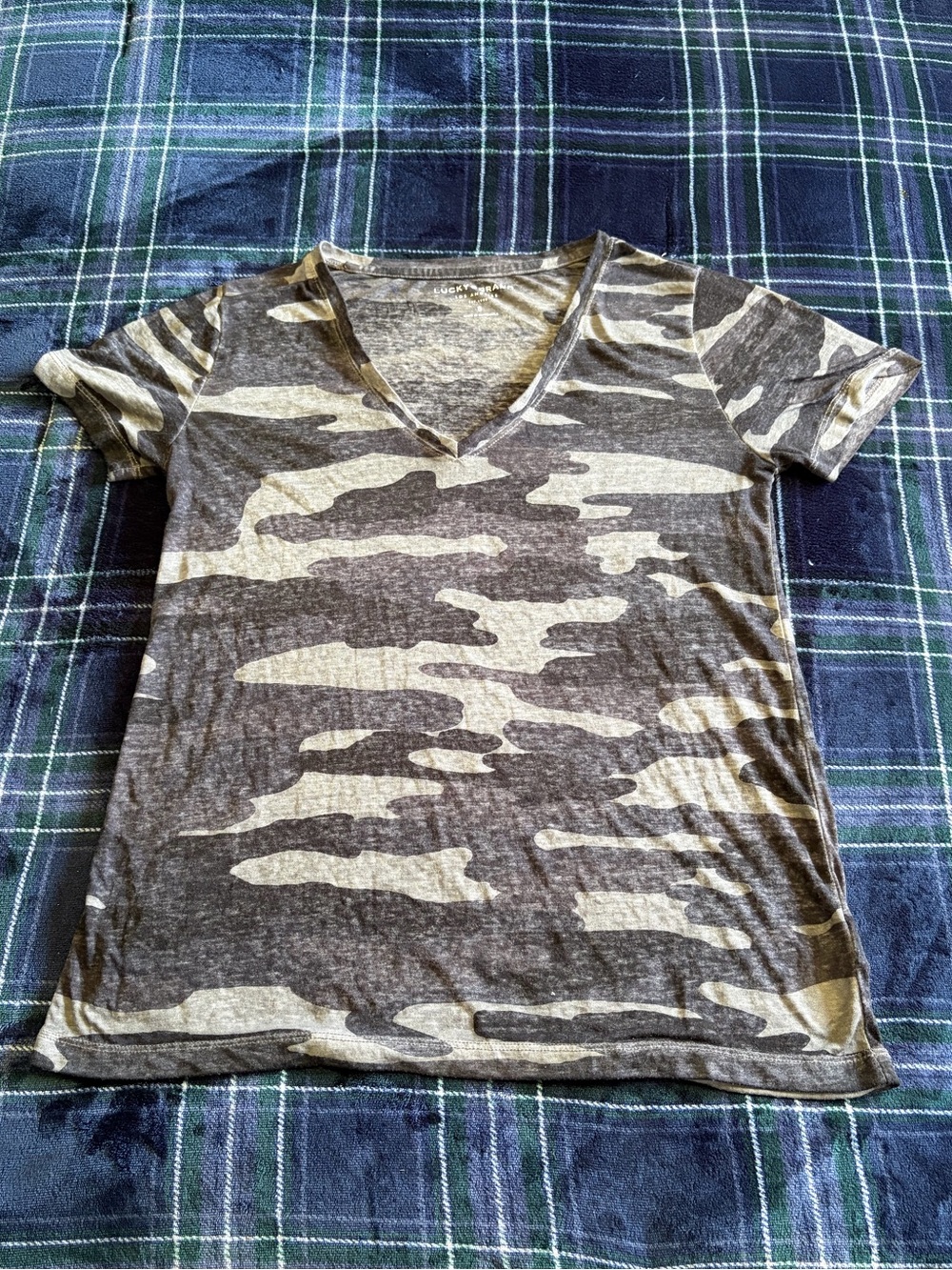 Lucky Brand Gray & khaki camo v-neck t-shirt. Size S.